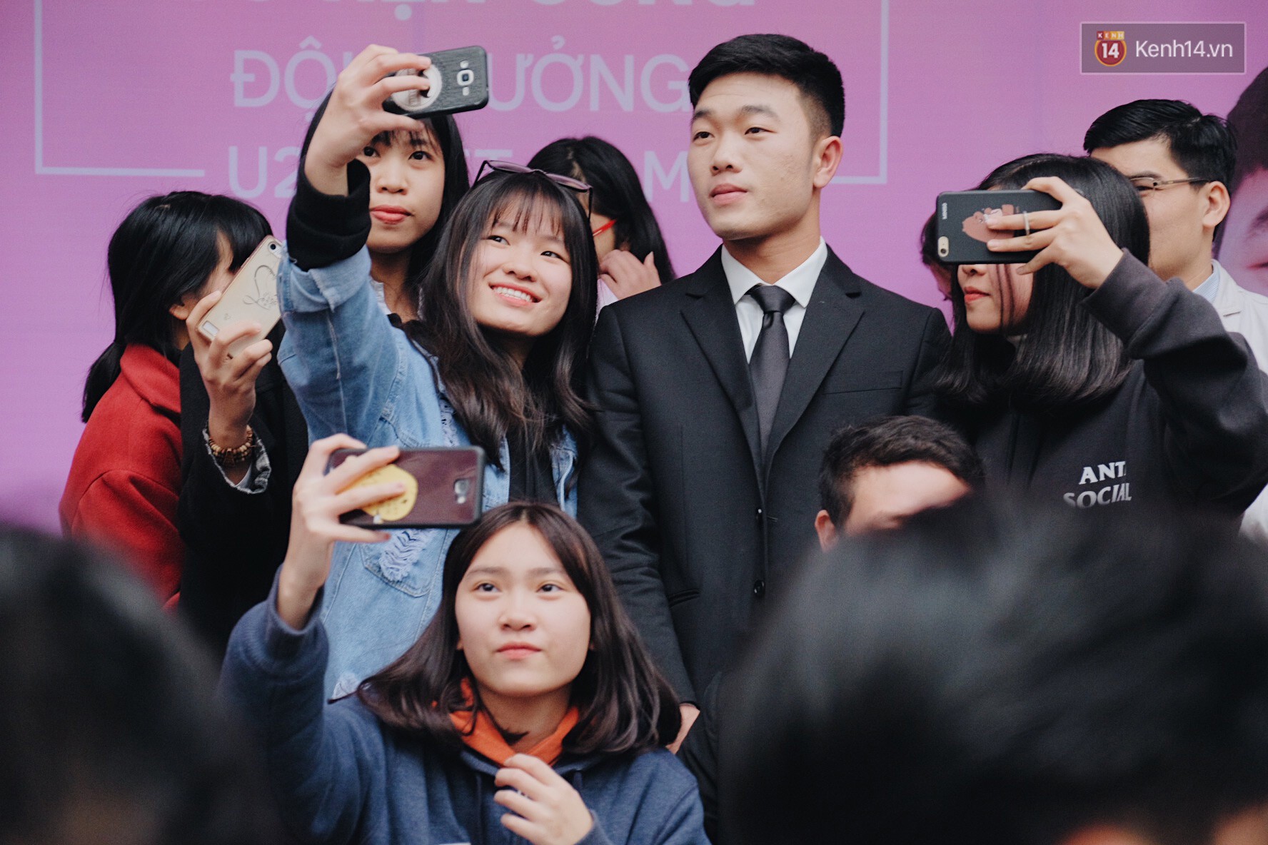 Xuân Trường đẹp trai như idol Hàn, bị fan vây kín khi tham gia sự kiện